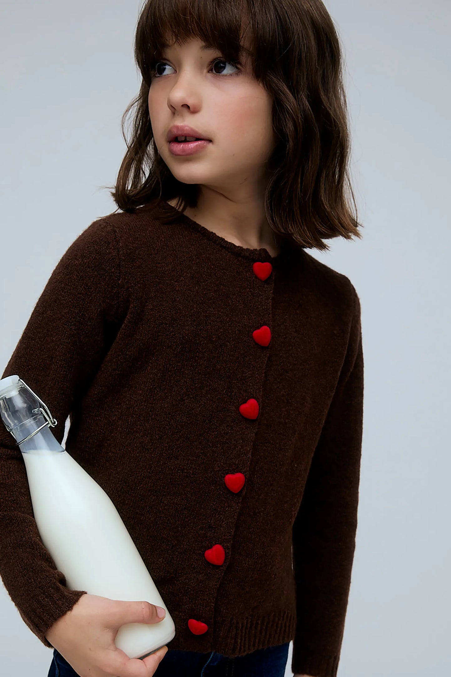 Cárdigan de niña marrón con botones de corazón