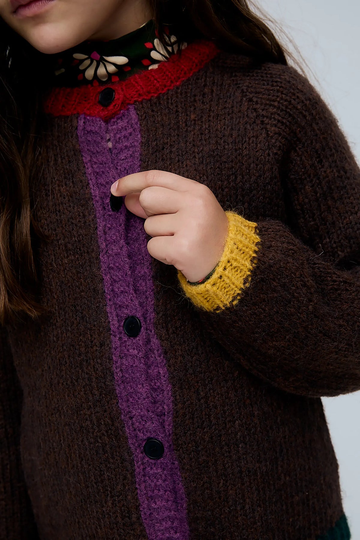 Cárdigan unisex marrón con detalles multicolor