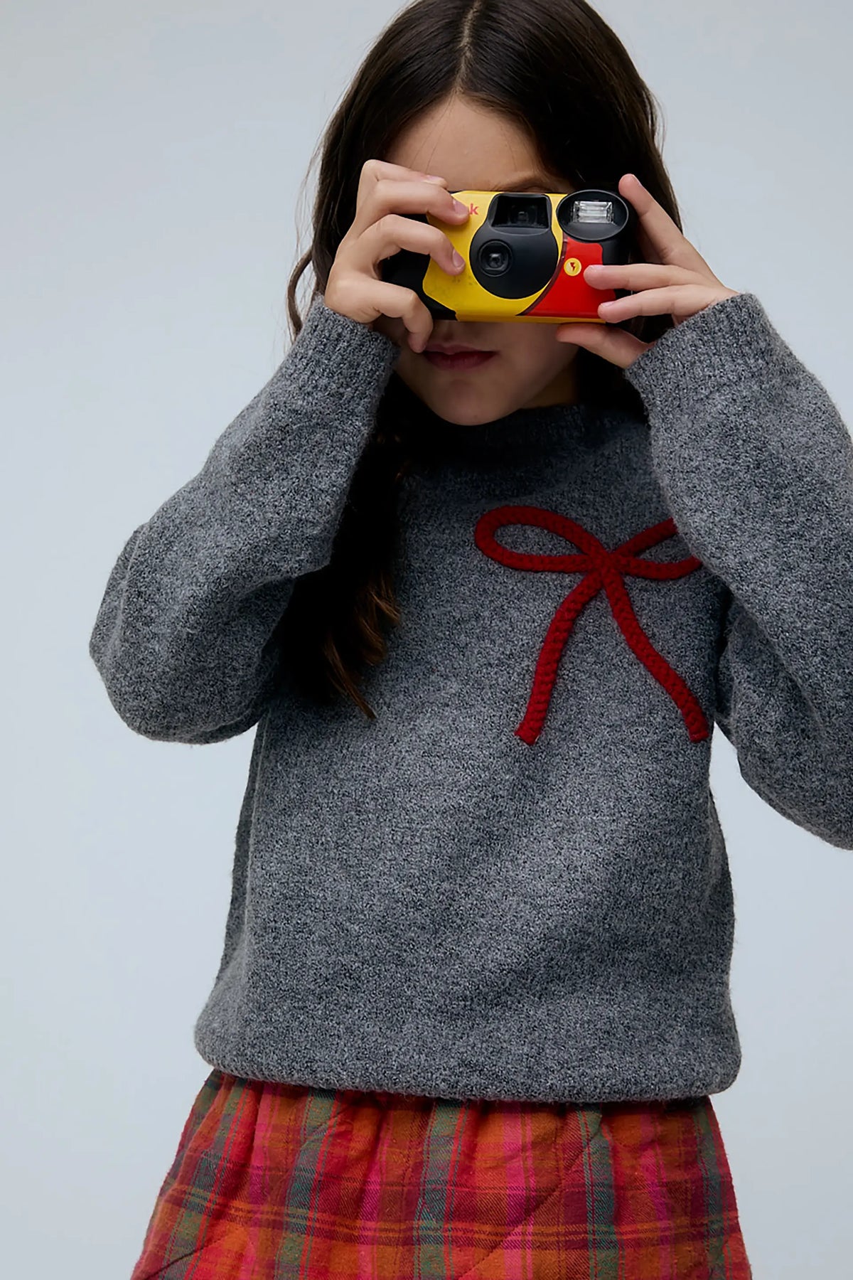 Jersey de niña gris oscuro con detalle de lazo rojo