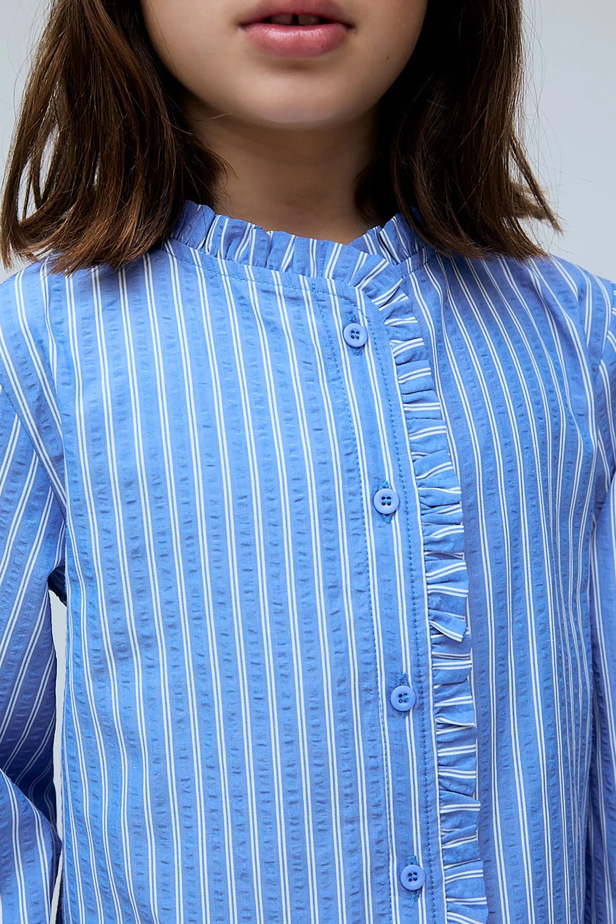 Camisa de niña mezcla algodón con estampado de rayas azul y blanco
