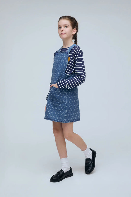 Peto vaquero de niña con estampado de corazones