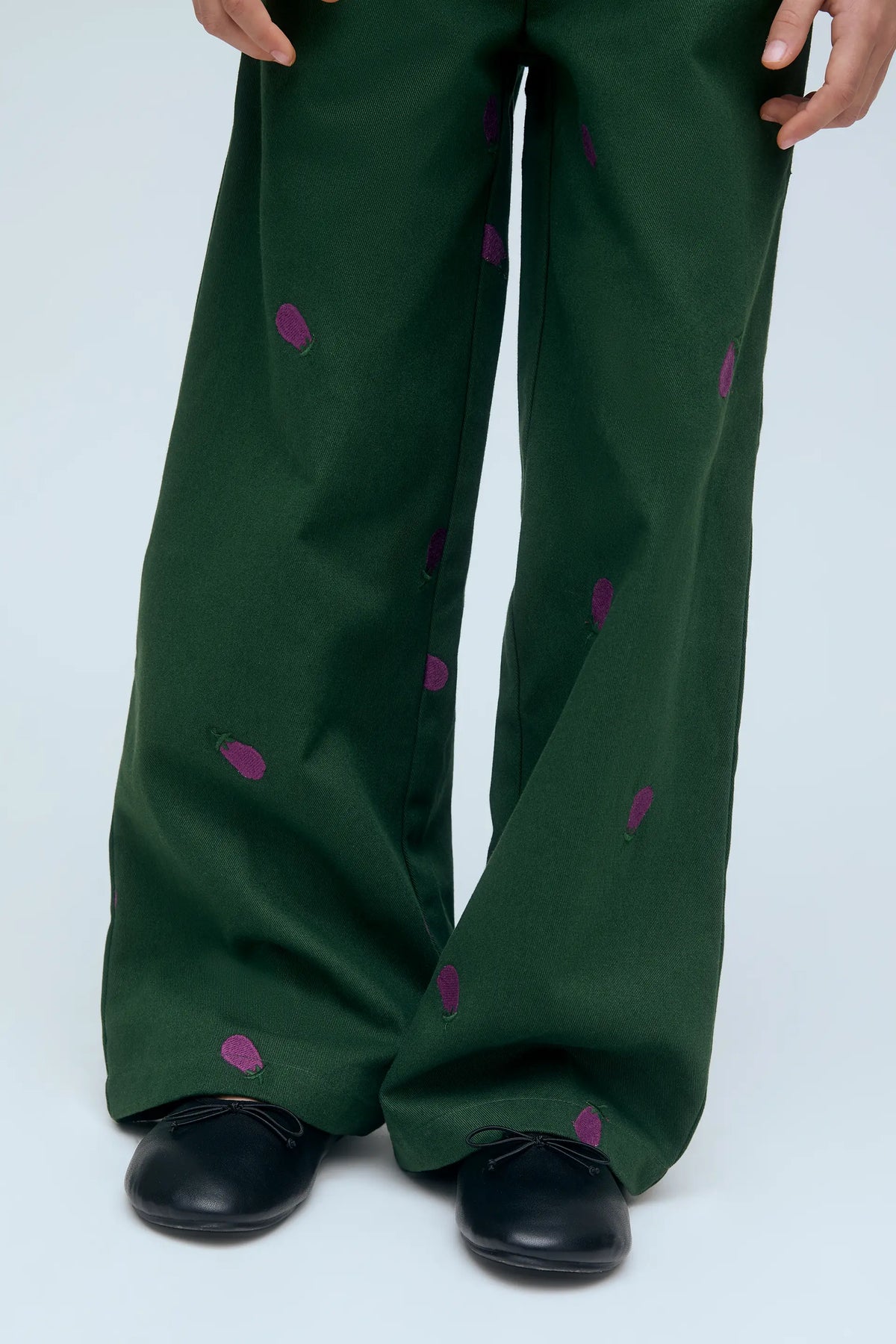 Pantalón 100% algodón de niña con bordado de Berenjena