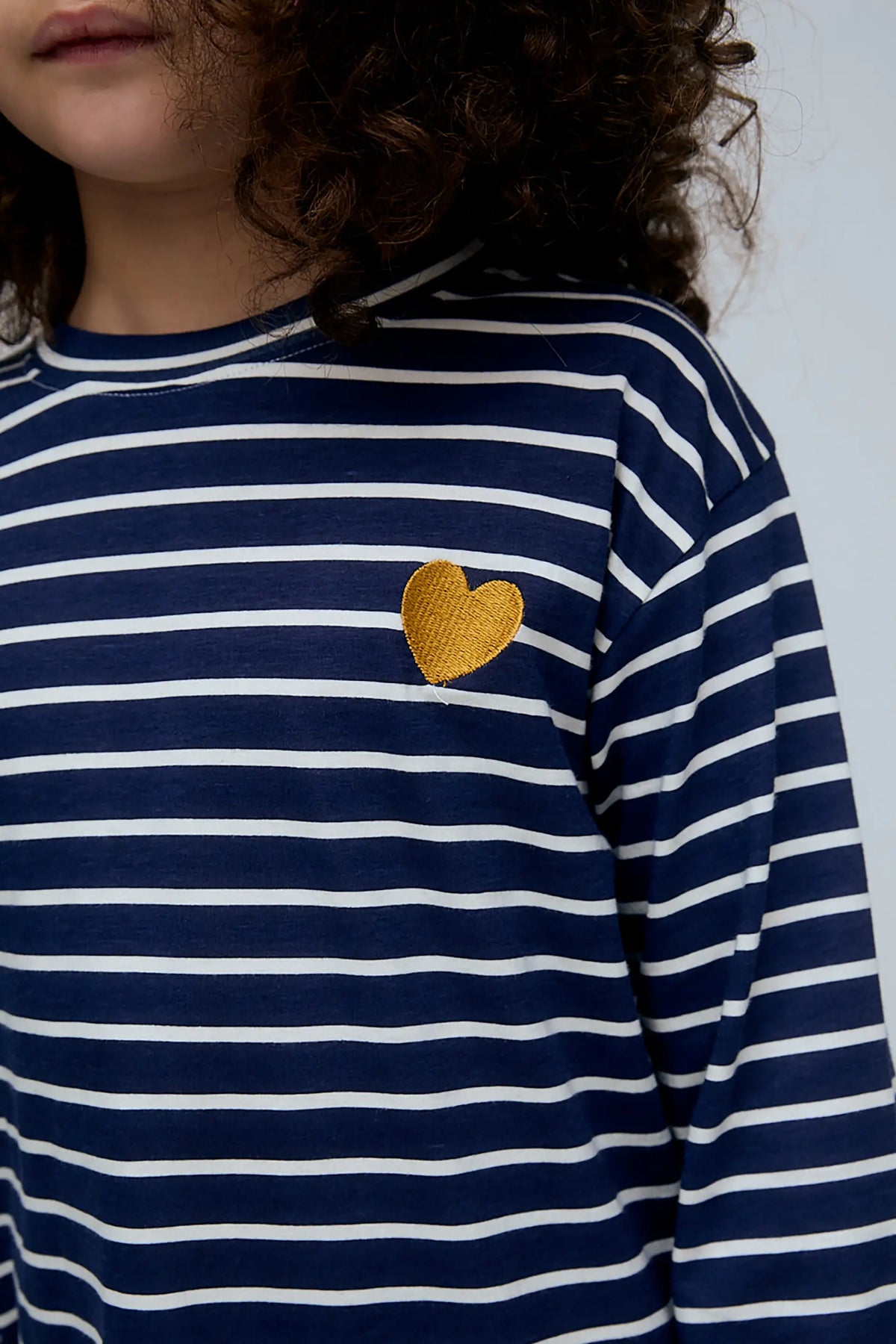 Camiseta de niña 100% algodón con estampado de rayas azul marino y blanco