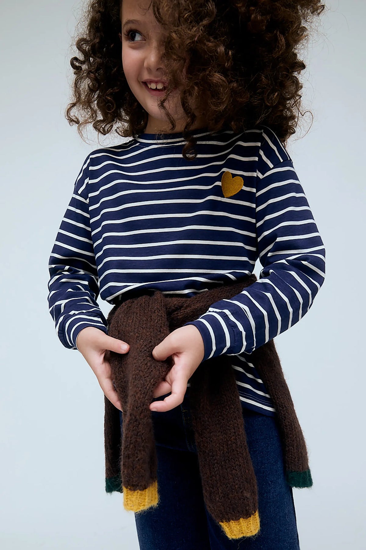 Camiseta de niña 100% algodón con estampado de rayas azul marino y blanco