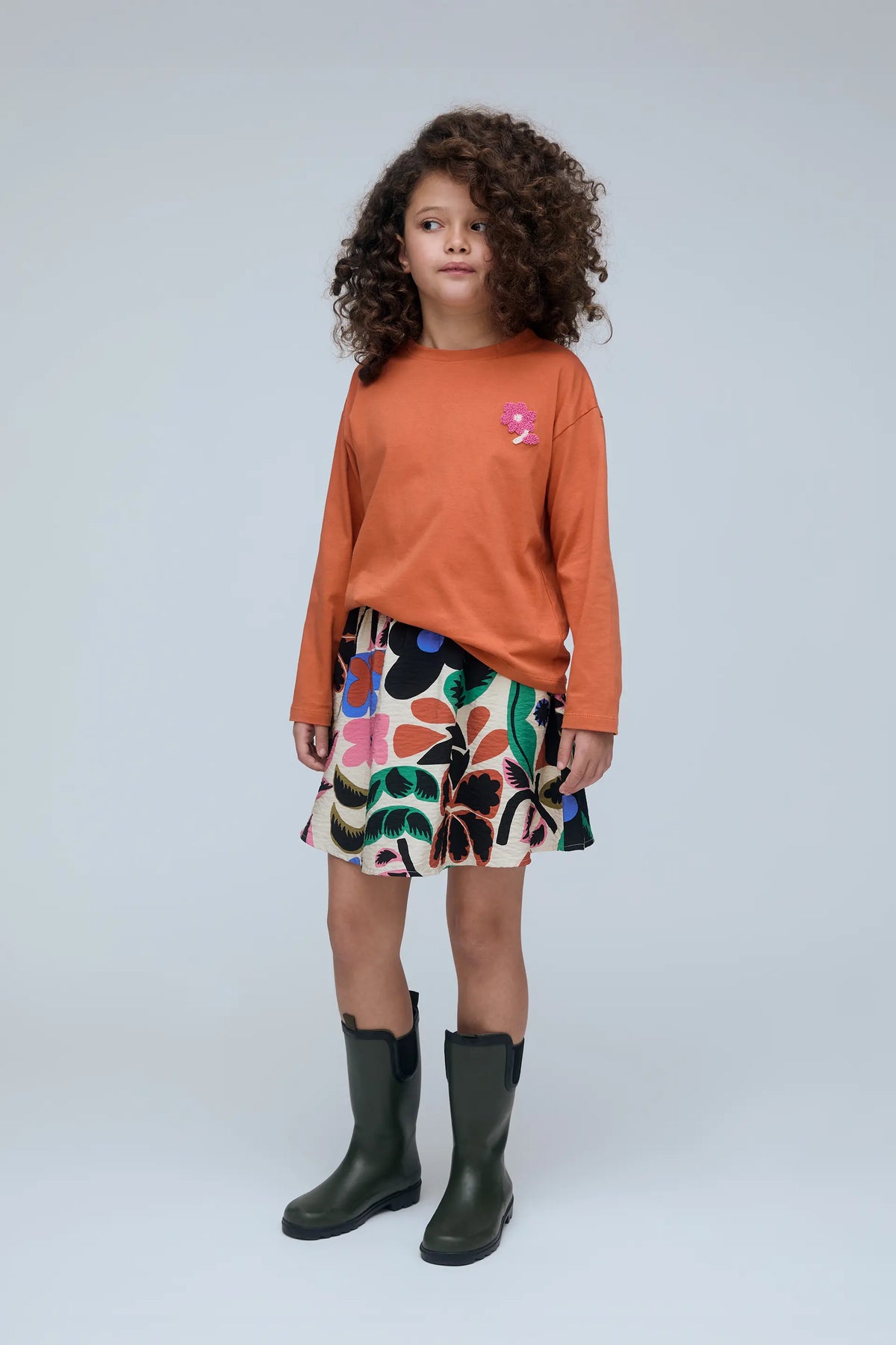 Camiseta de niña 100% algodón con aplique de flor rosa
