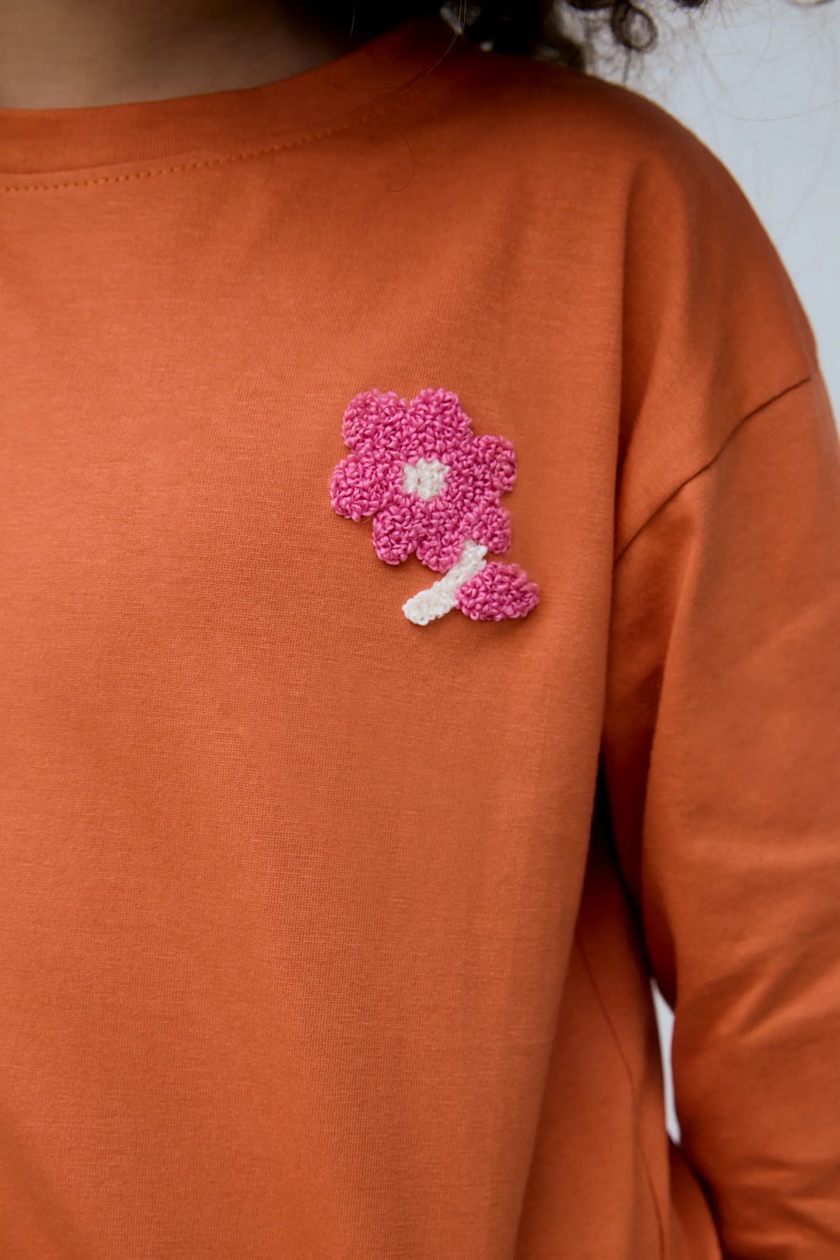 Camiseta de niña 100% algodón con aplique de flor rosa