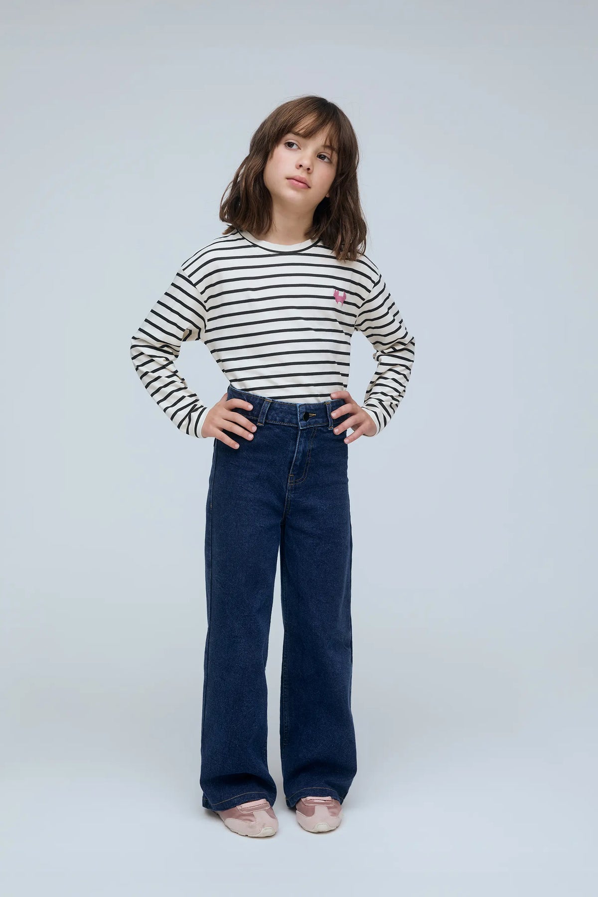Pantalón vaquero de niña azul marino con bolsillos de corazón