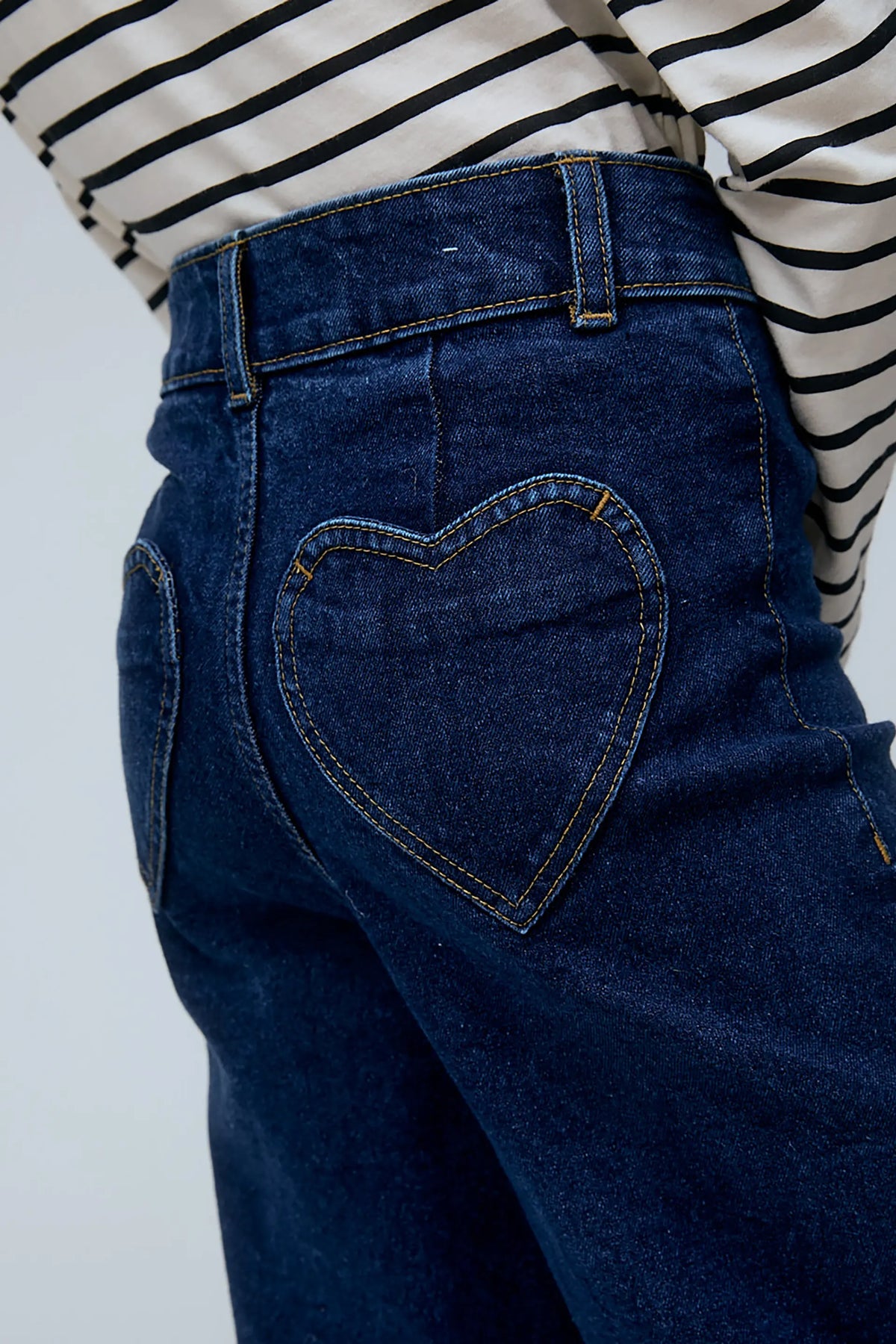 Pantalón vaquero de niña azul marino con bolsillos de corazón
