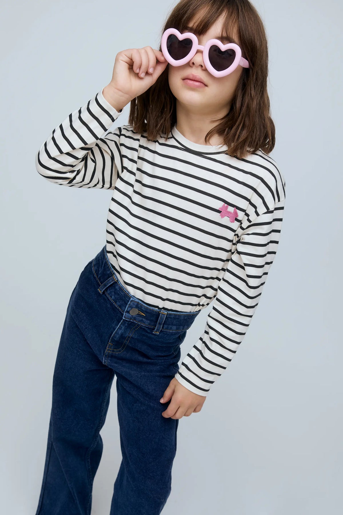 Pantalón vaquero de niña azul marino con bolsillos de corazón