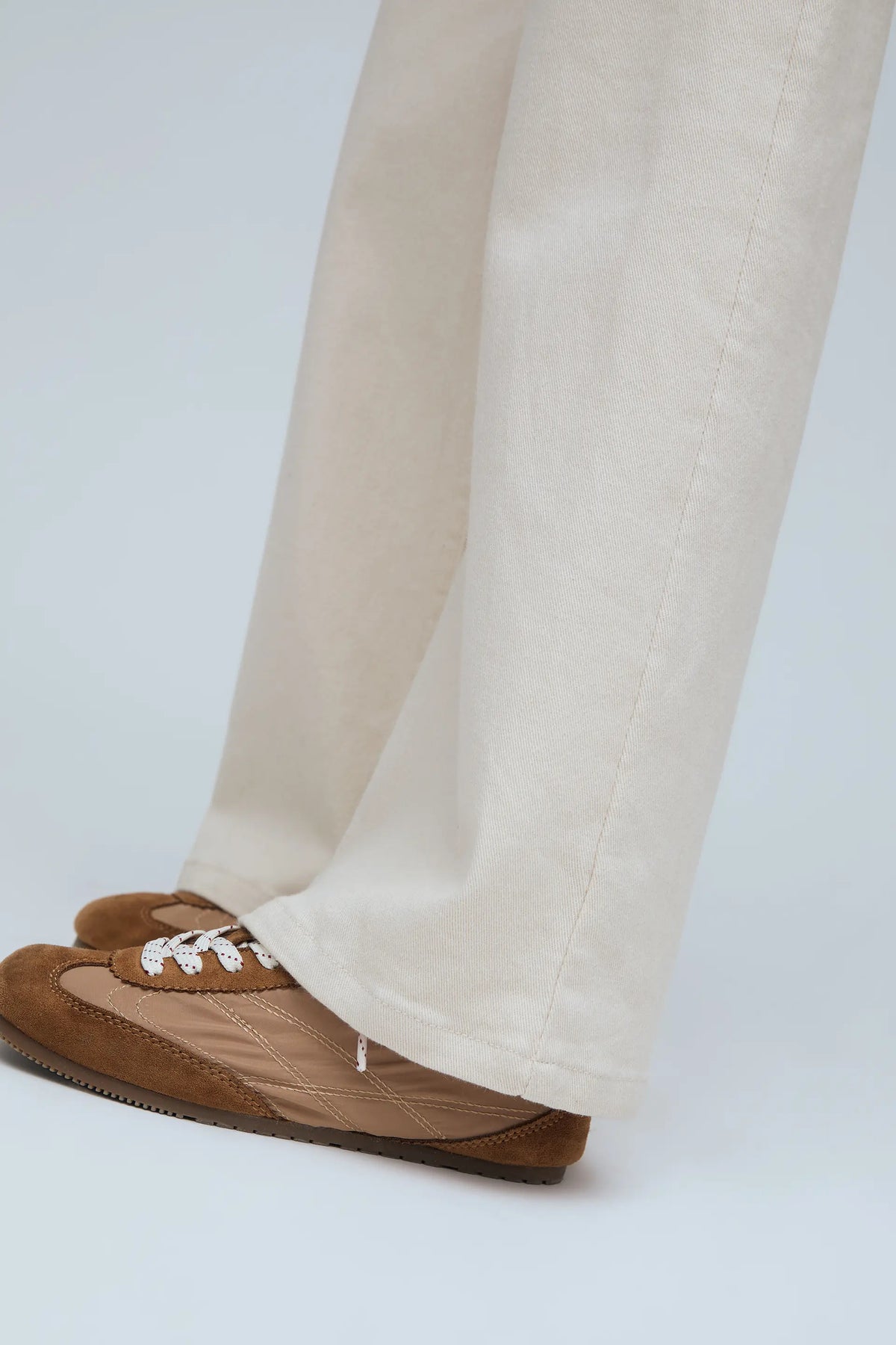 Pantalón vaquero de niña beige con bolsillos de corazón