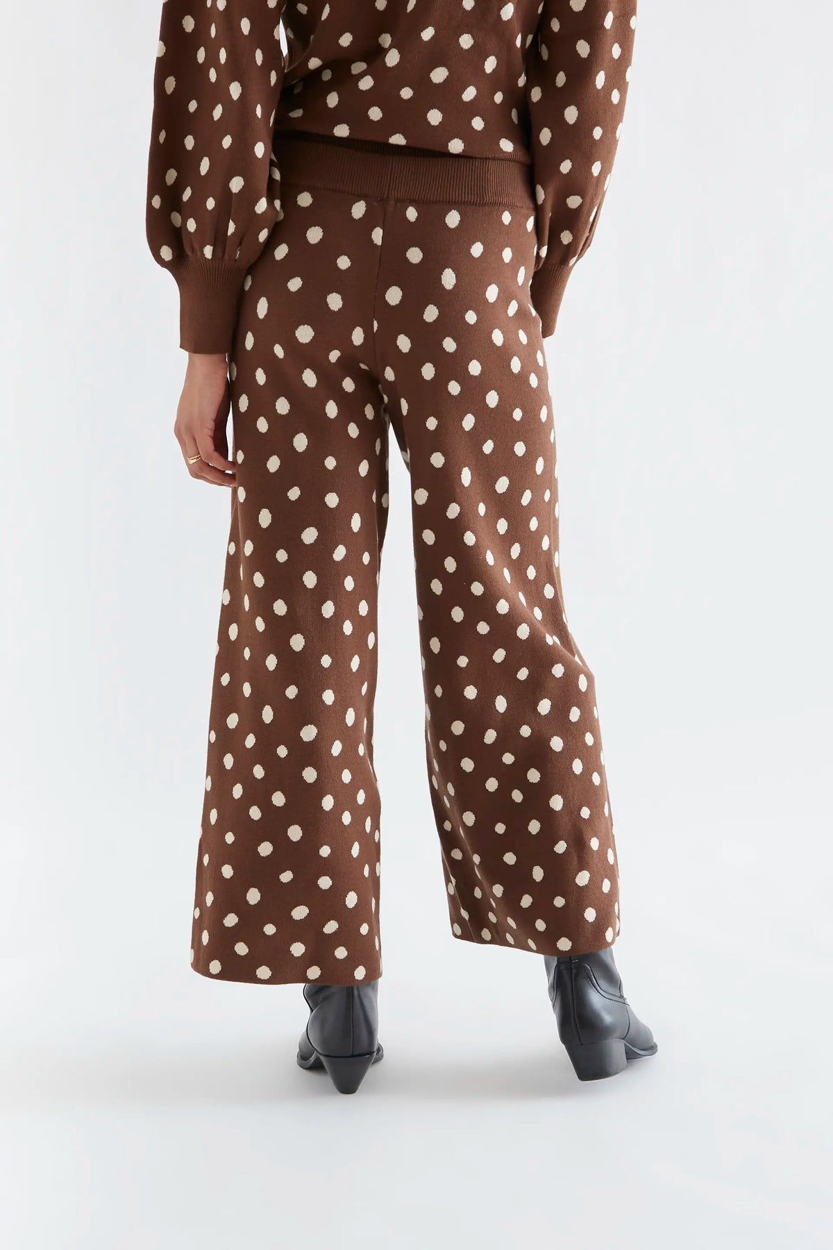 Pantalón con estampado punto marrón catahoula