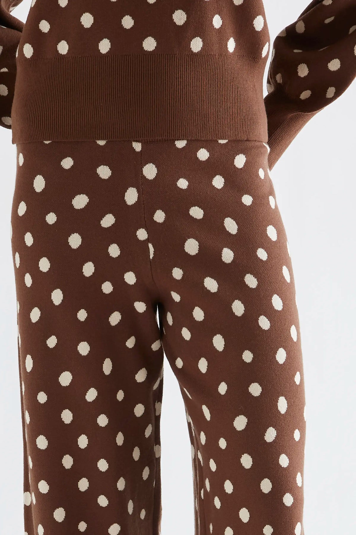 Pantalón con estampado punto marrón catahoula
