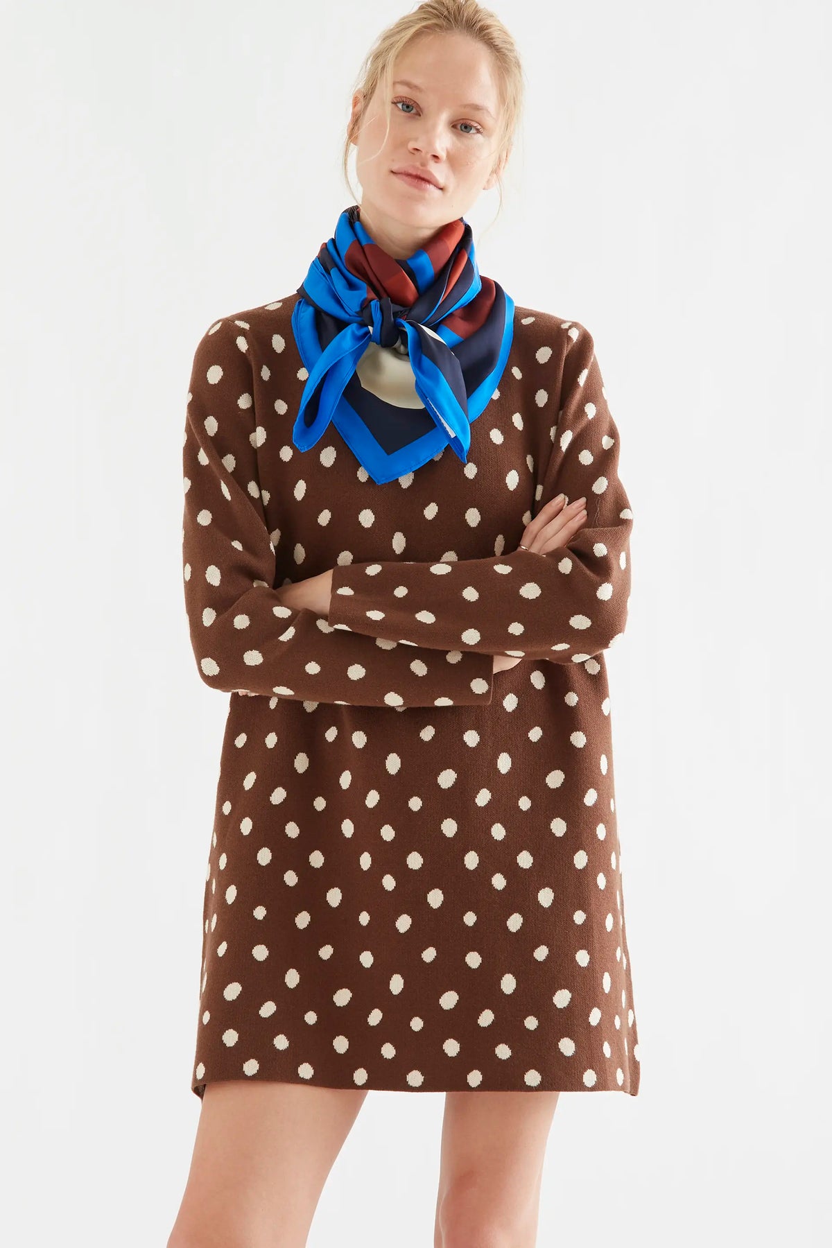 Vestido corto con estampado punto marrón catahoula