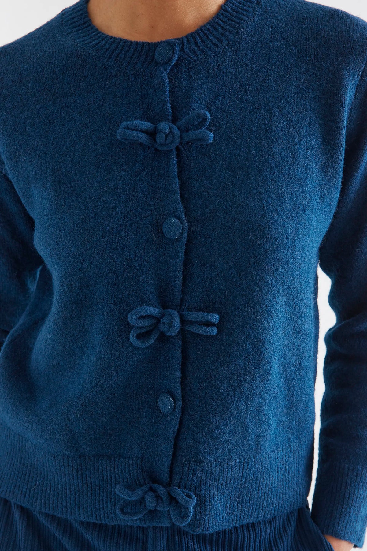 Cárdigan azul marino con botones lazados