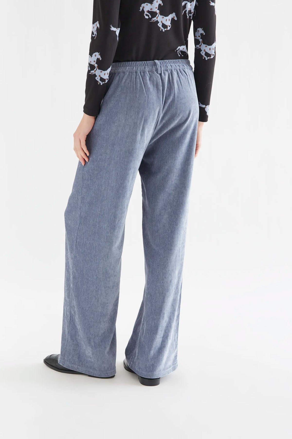 Pantalón aterciopelado azul claro con botón joya