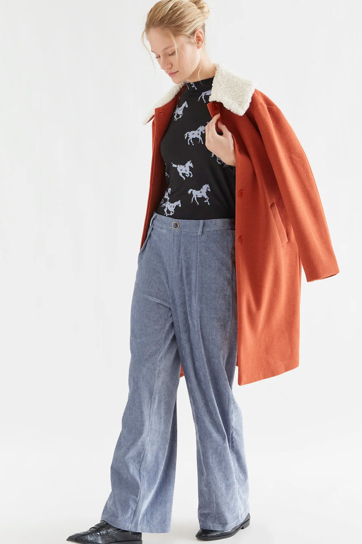 Pantalón aterciopelado azul claro con botón joya