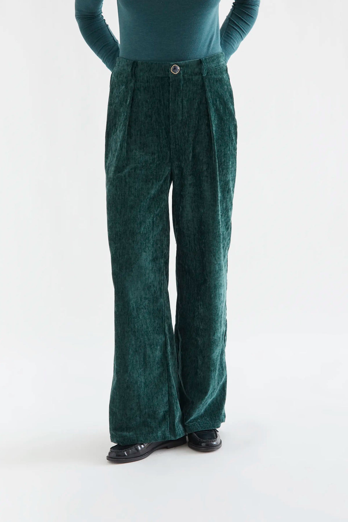 Pantalón aterciopelado verde oscuro con botón joya