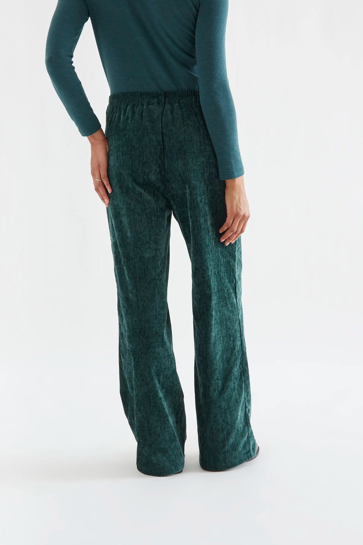 Pantalón aterciopelado verde oscuro con botón joya