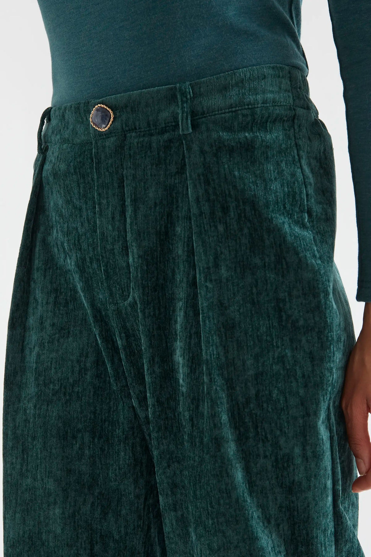 Pantalón aterciopelado verde oscuro con botón joya