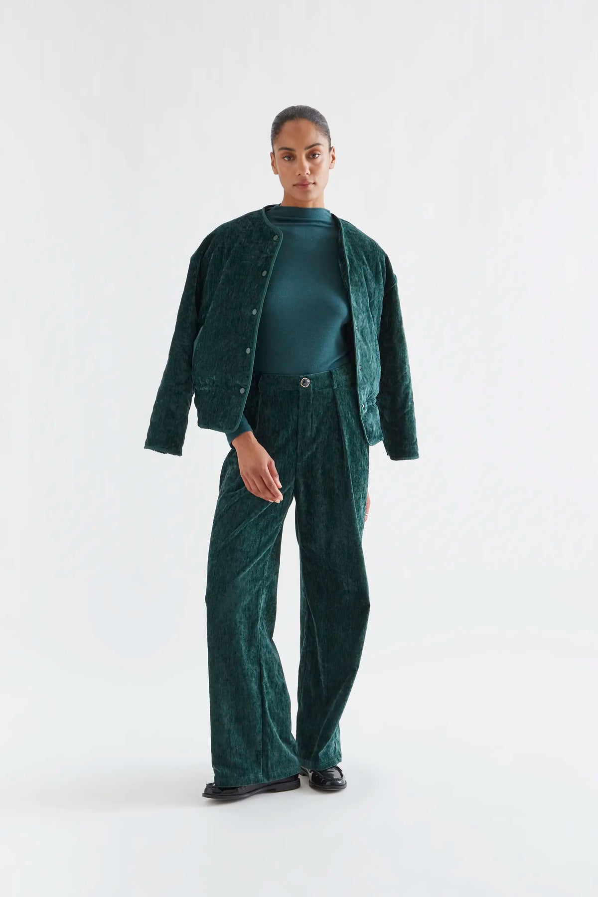 Pantalón aterciopelado verde oscuro con botón joya