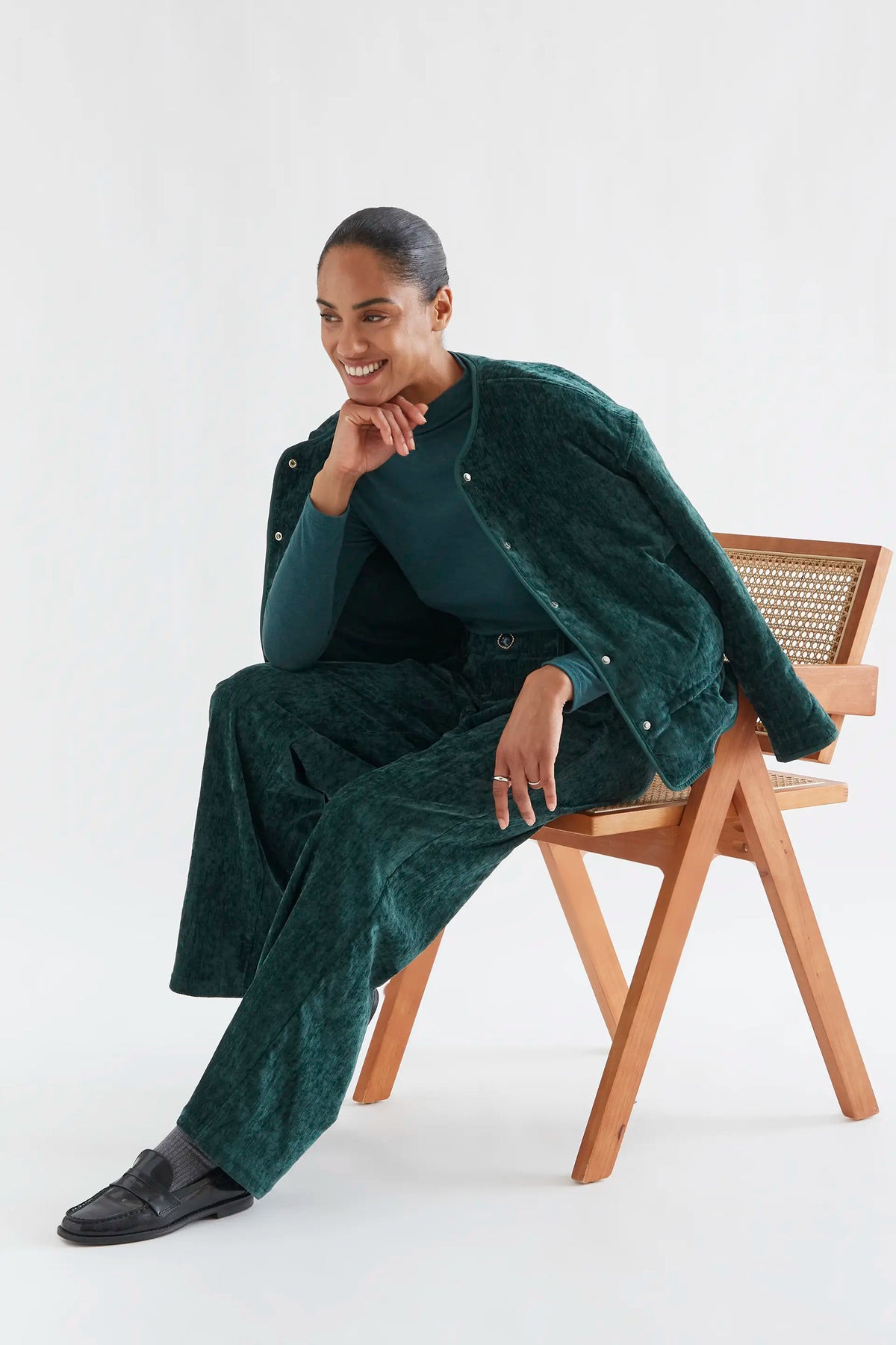 Pantalón aterciopelado verde oscuro con botón joya
