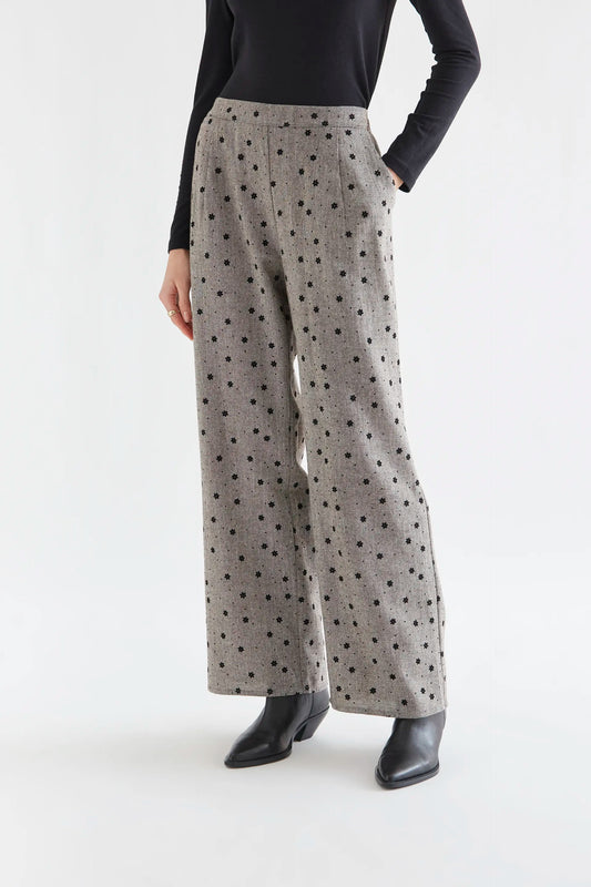 Pantalón tweed gris con flores negras bordadas