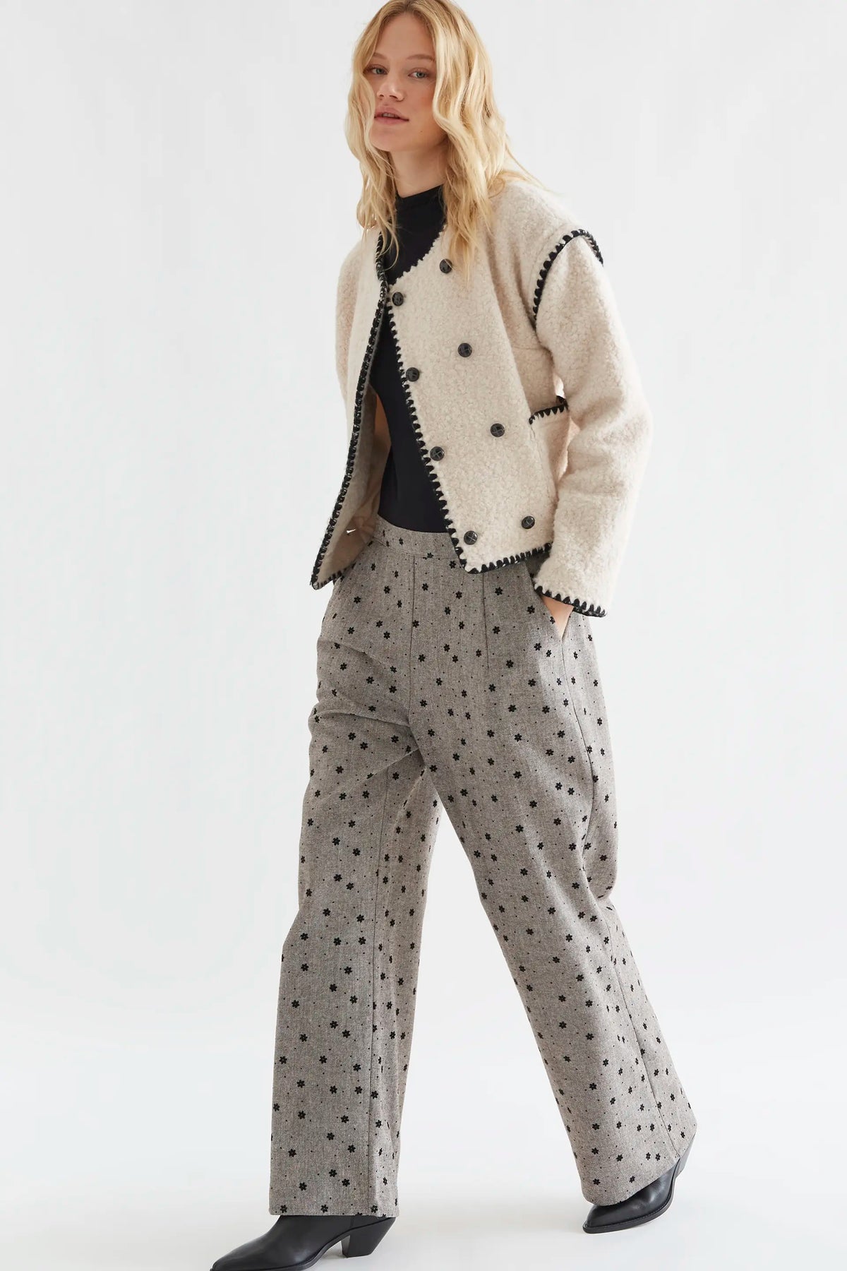 Pantalón tweed gris con flores negras bordadas