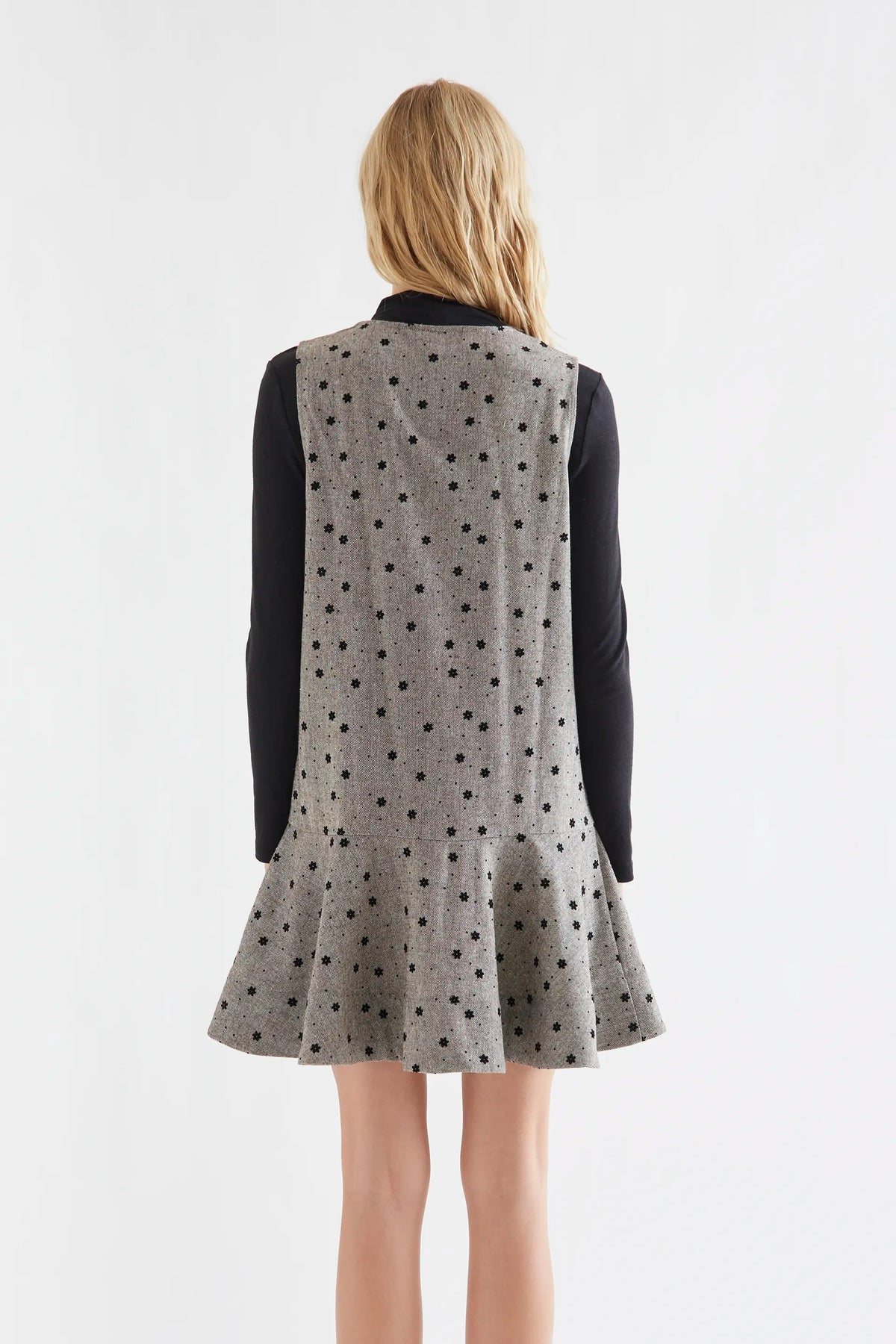 Vestido corto tweed gris con flores negras bordadas