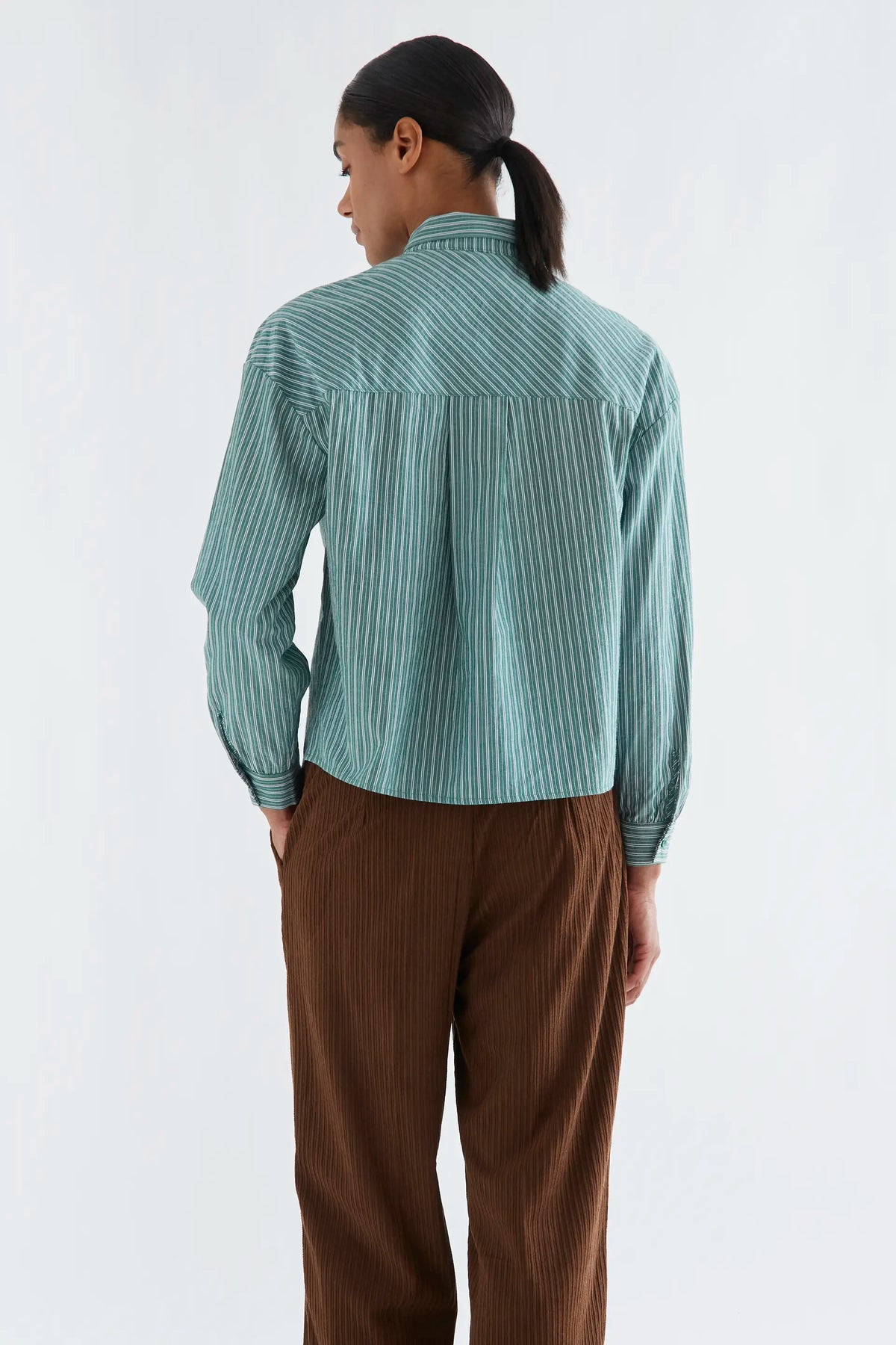 Camisa maxi lazada con estampado de rayas verdes