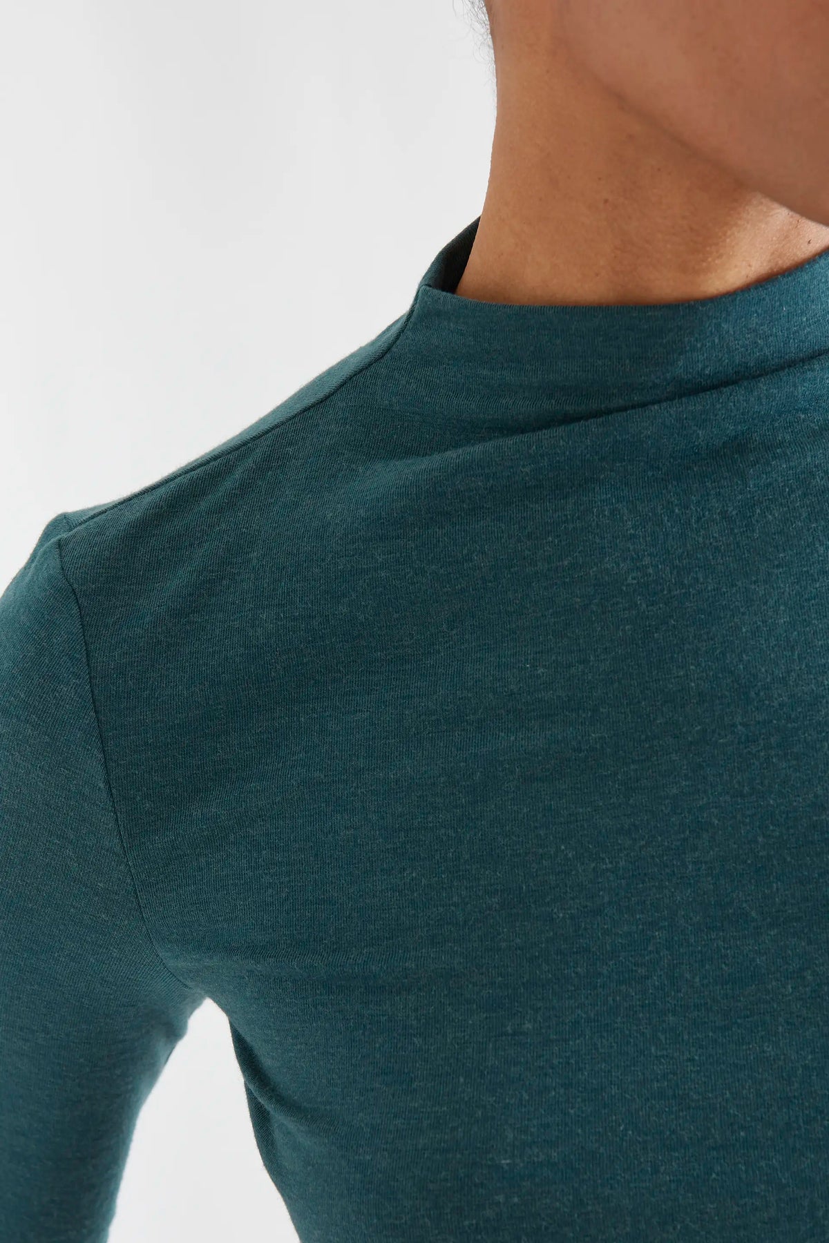 Camiseta básica verde oscuro cuello alto