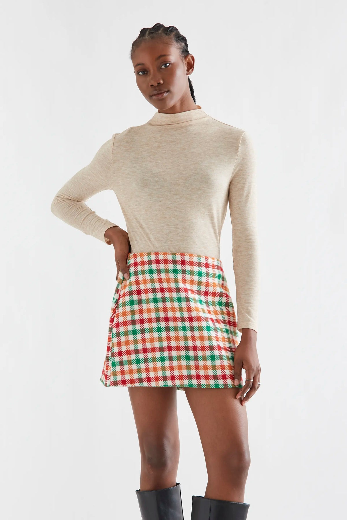 Camiseta básica beige cuello alto