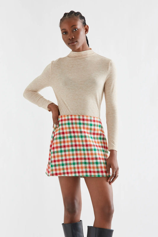 Camiseta básica beige cuello alto