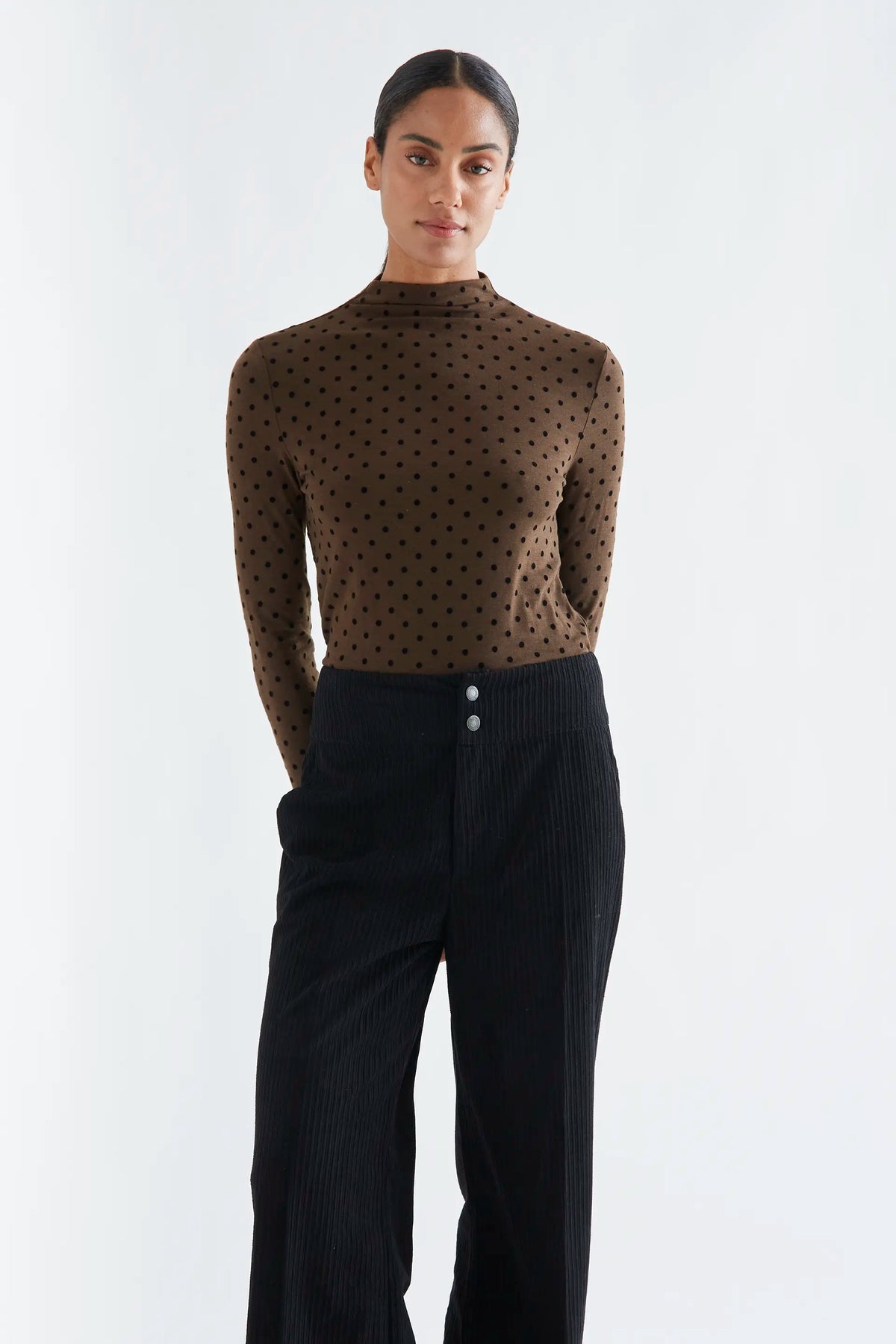 Camiseta básica marrón con mini lunares negros