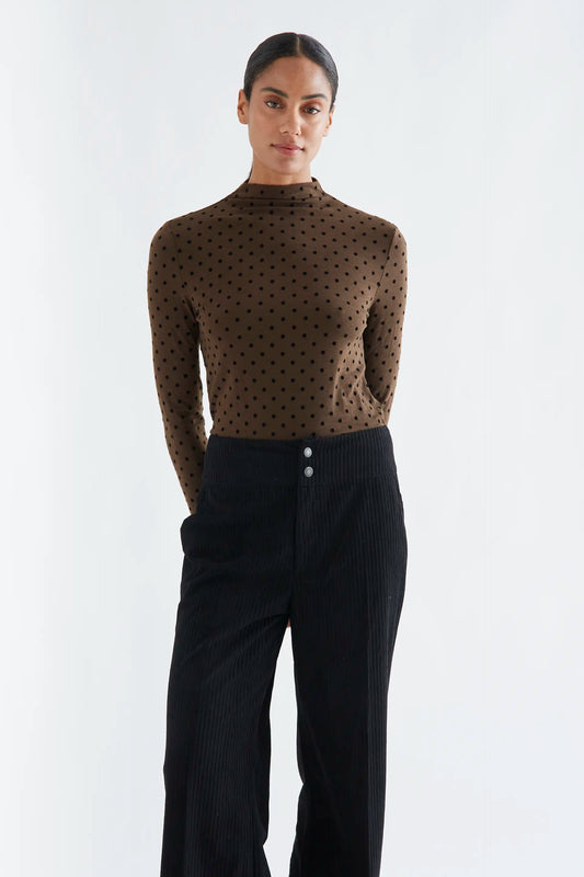 Camiseta básica marrón con mini lunares negros