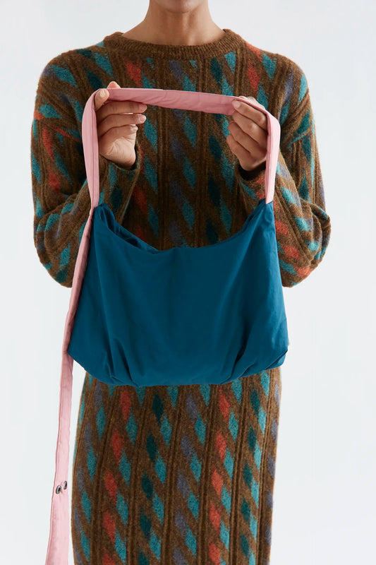 Bolso de hombro azul con rosa logo CF