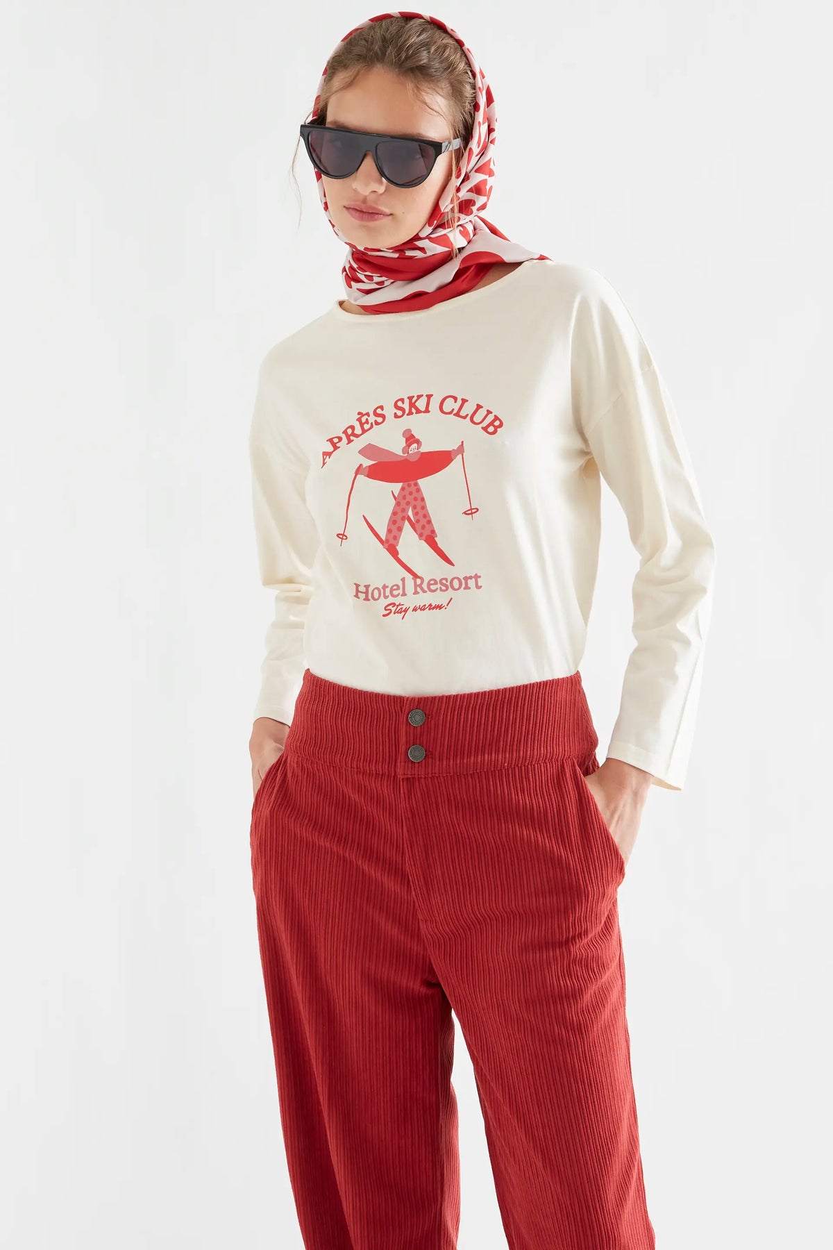 Camiseta 100% algodón blanco roto con estampado "Après Ski Club"