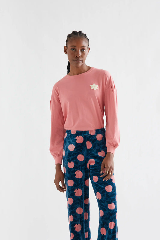 Camiseta 100% algodón rosa con parche de flor