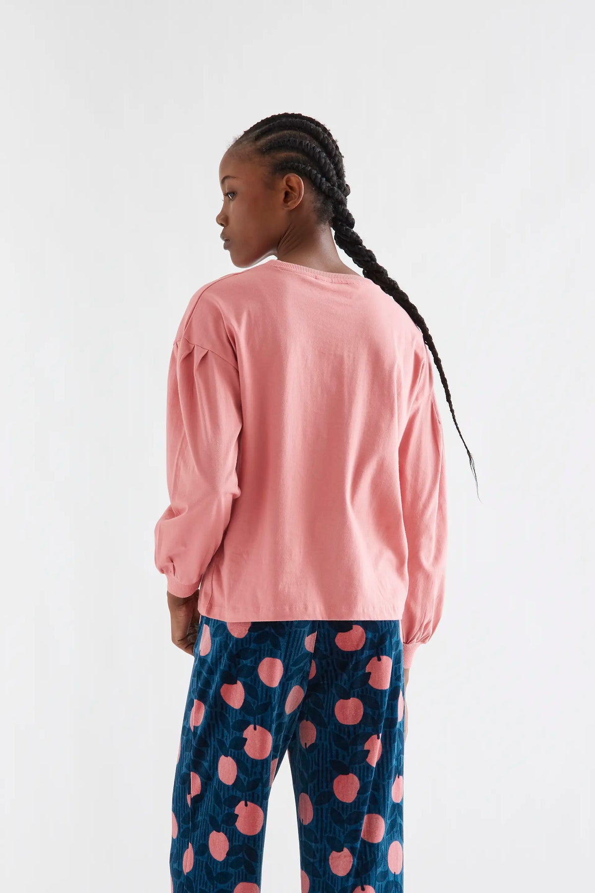 Camiseta 100% algodón rosa con parche de flor