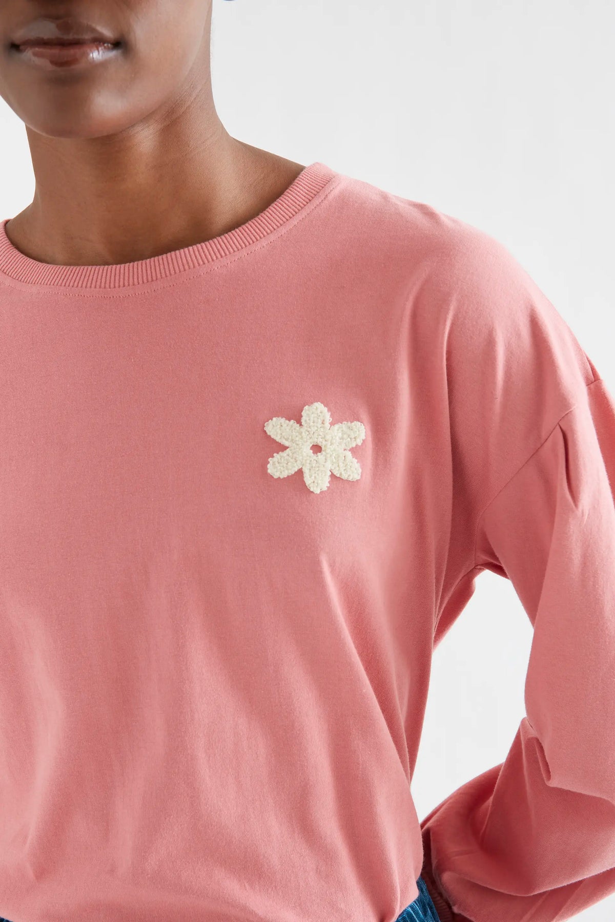 Camiseta 100% algodón rosa con parche de flor