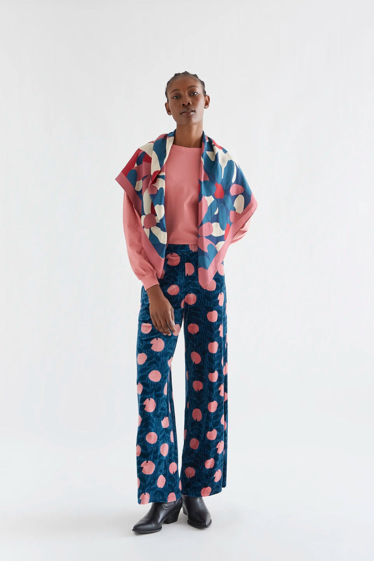 Camiseta 100% algodón rosa con parche de flor