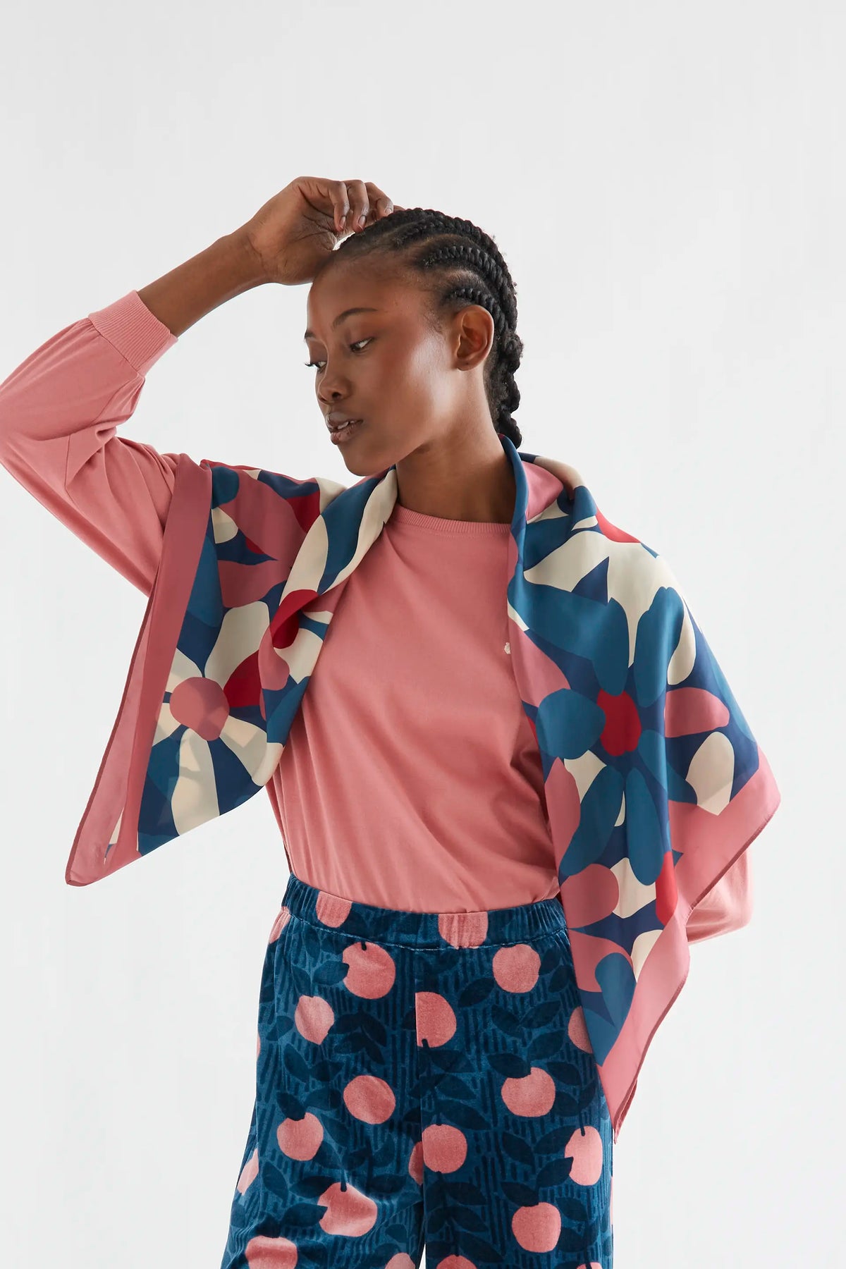 Camiseta 100% algodón rosa con parche de flor