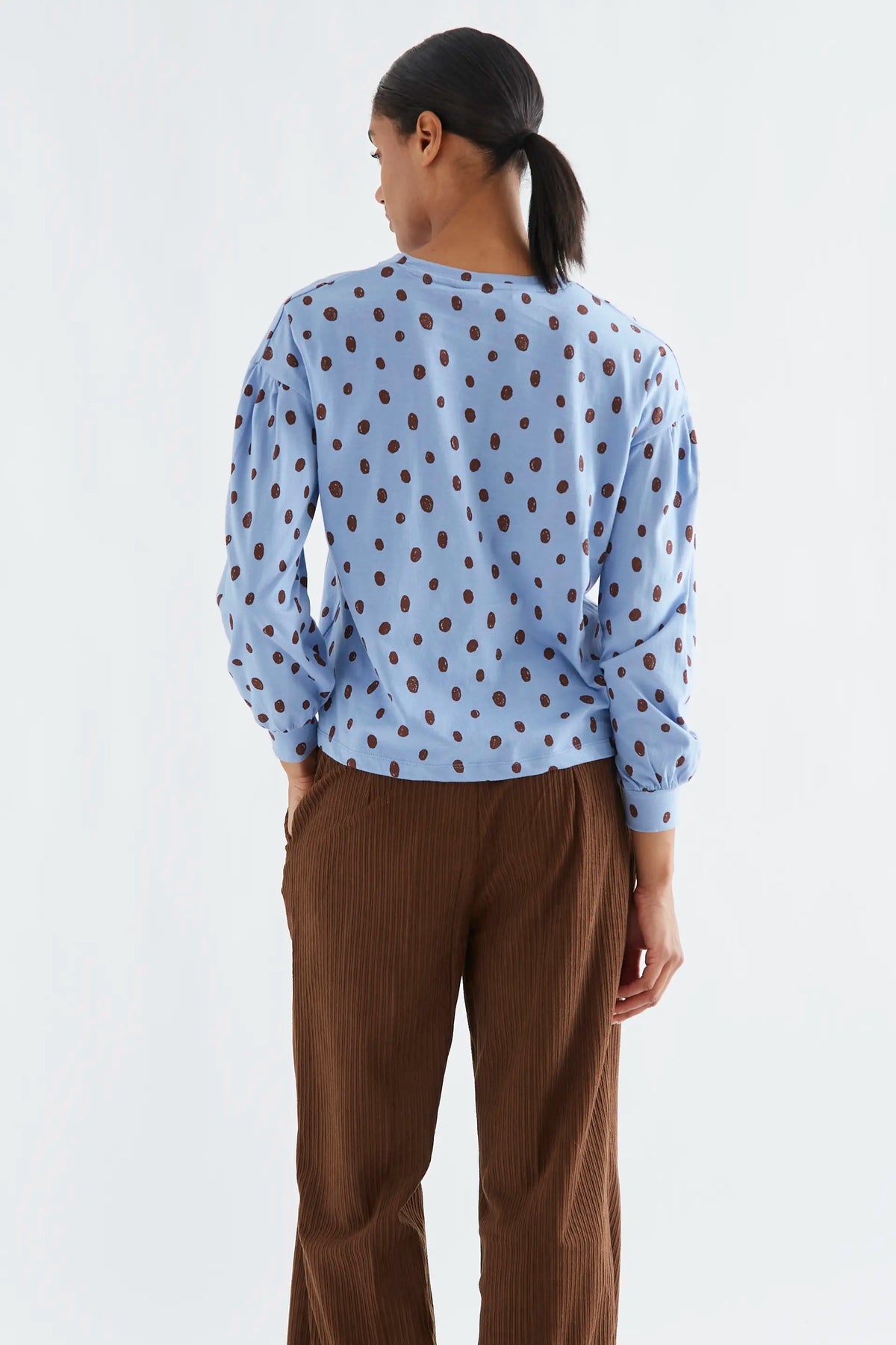 Camiseta 100% algodón azul catahoula con estampado de puntos marrón