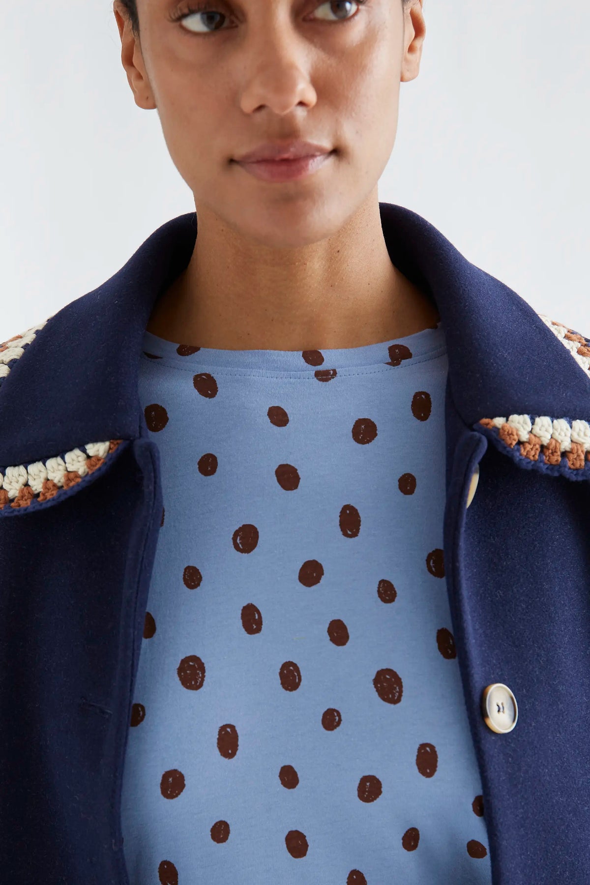 Camiseta 100% algodón azul catahoula con estampado de puntos marrón