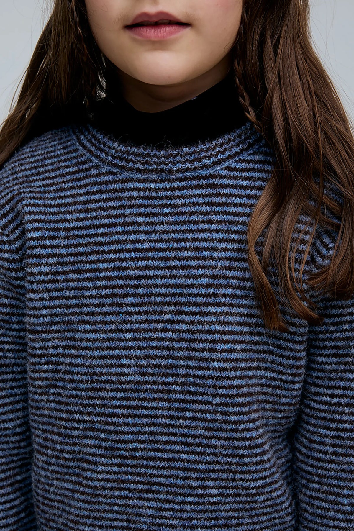Jersey de niña mezcla lana con estampado de rayas marrón y azul