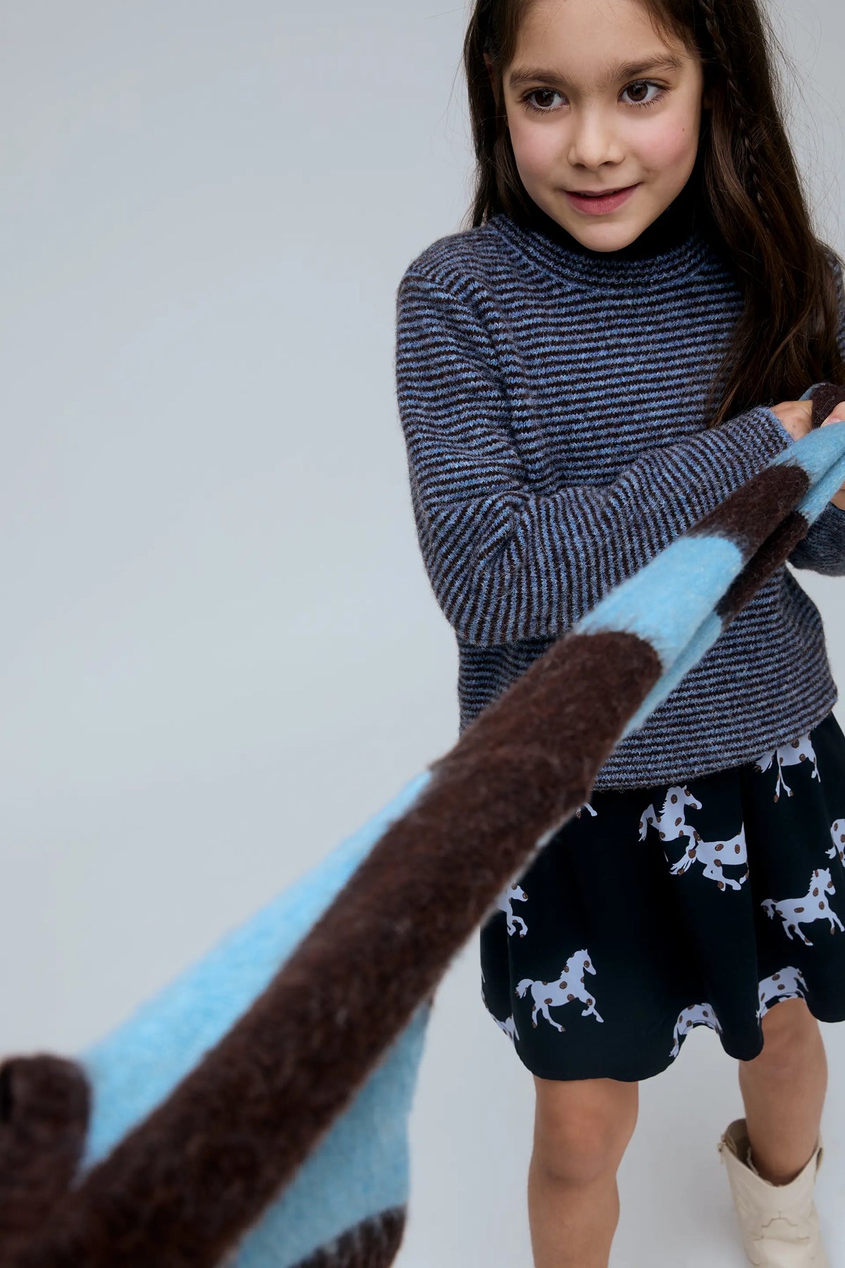 Jersey de niña mezcla lana con estampado de rayas marrón y azul