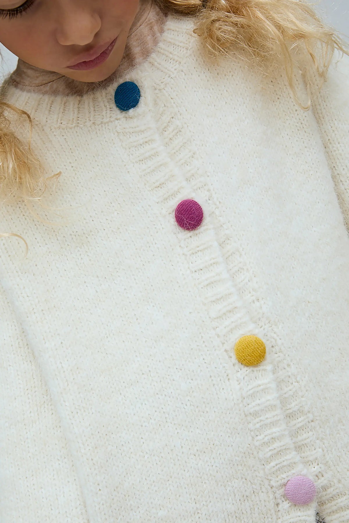 Cárdigan blanco roto de niña mezcla lana con botones multicolor