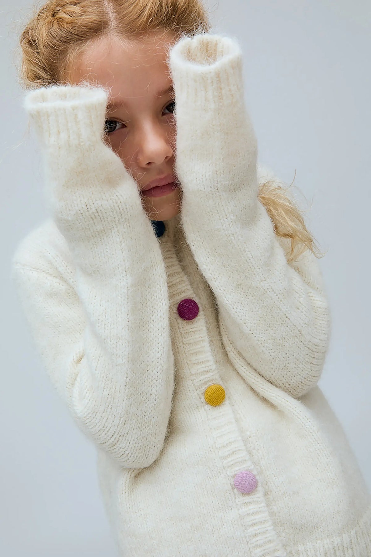 Cárdigan blanco roto de niña mezcla lana con botones multicolor