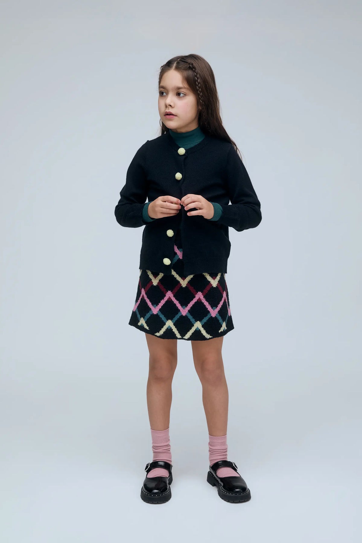 Cárdigan negro de niña negro con botones de pompones