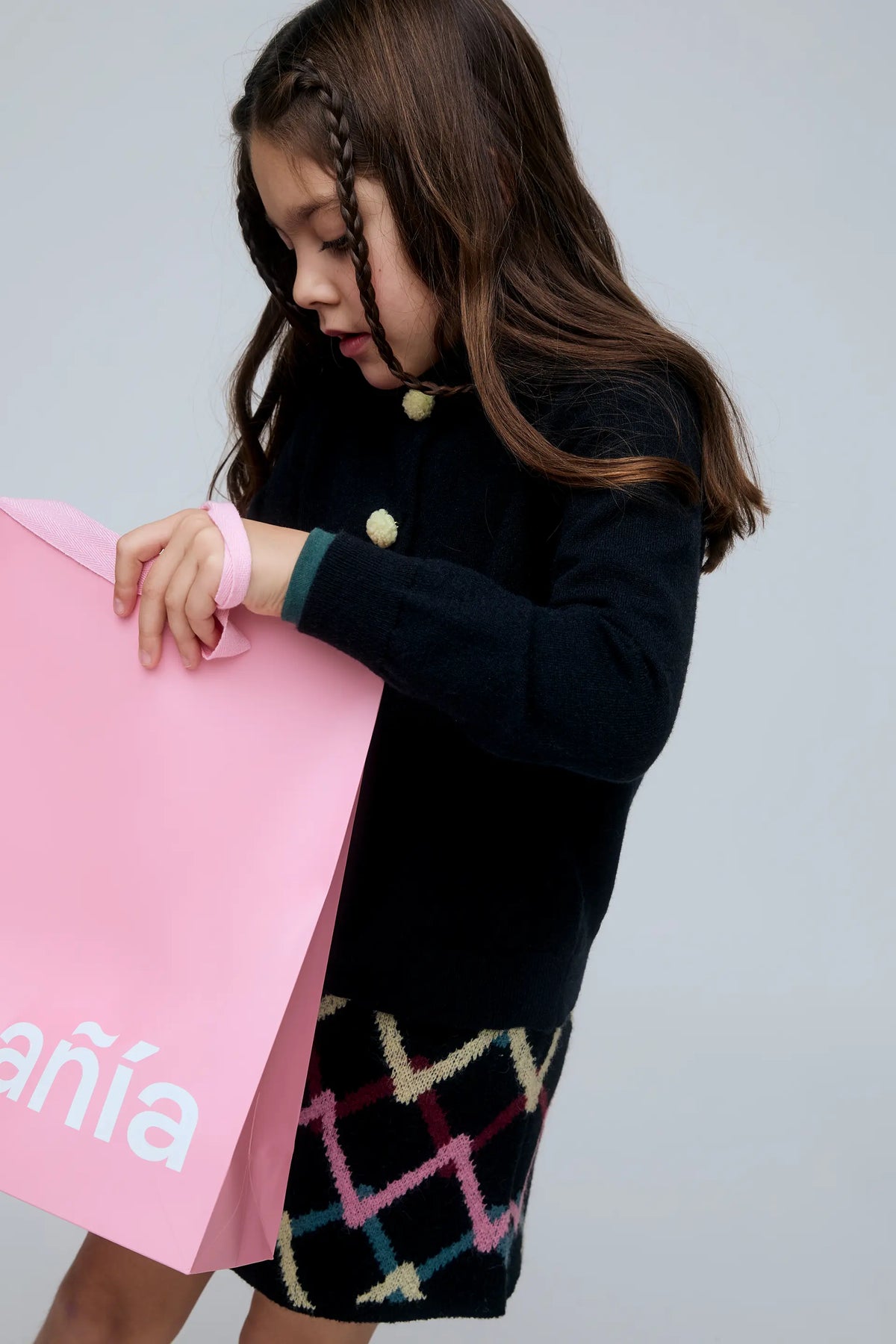 Cárdigan negro de niña negro con botones de pompones
