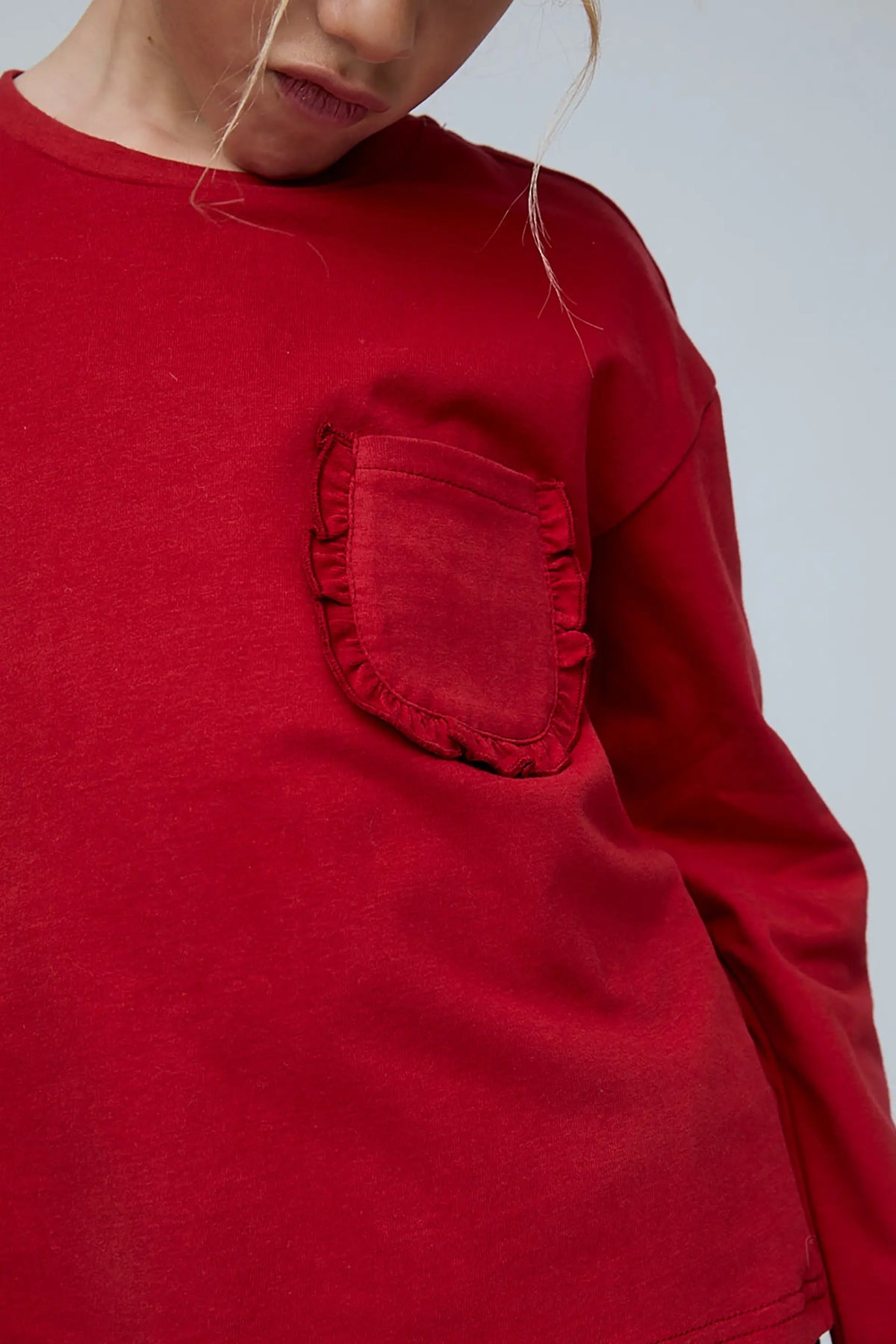 Camiseta roja 100% algodón de niña con bolsillo